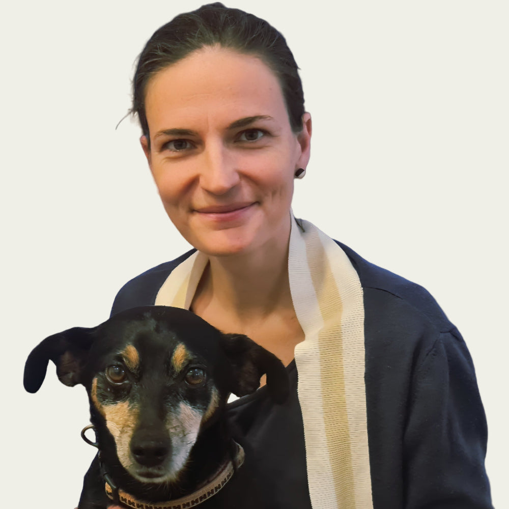 Pes in ustanoviteljica gledata v kamero