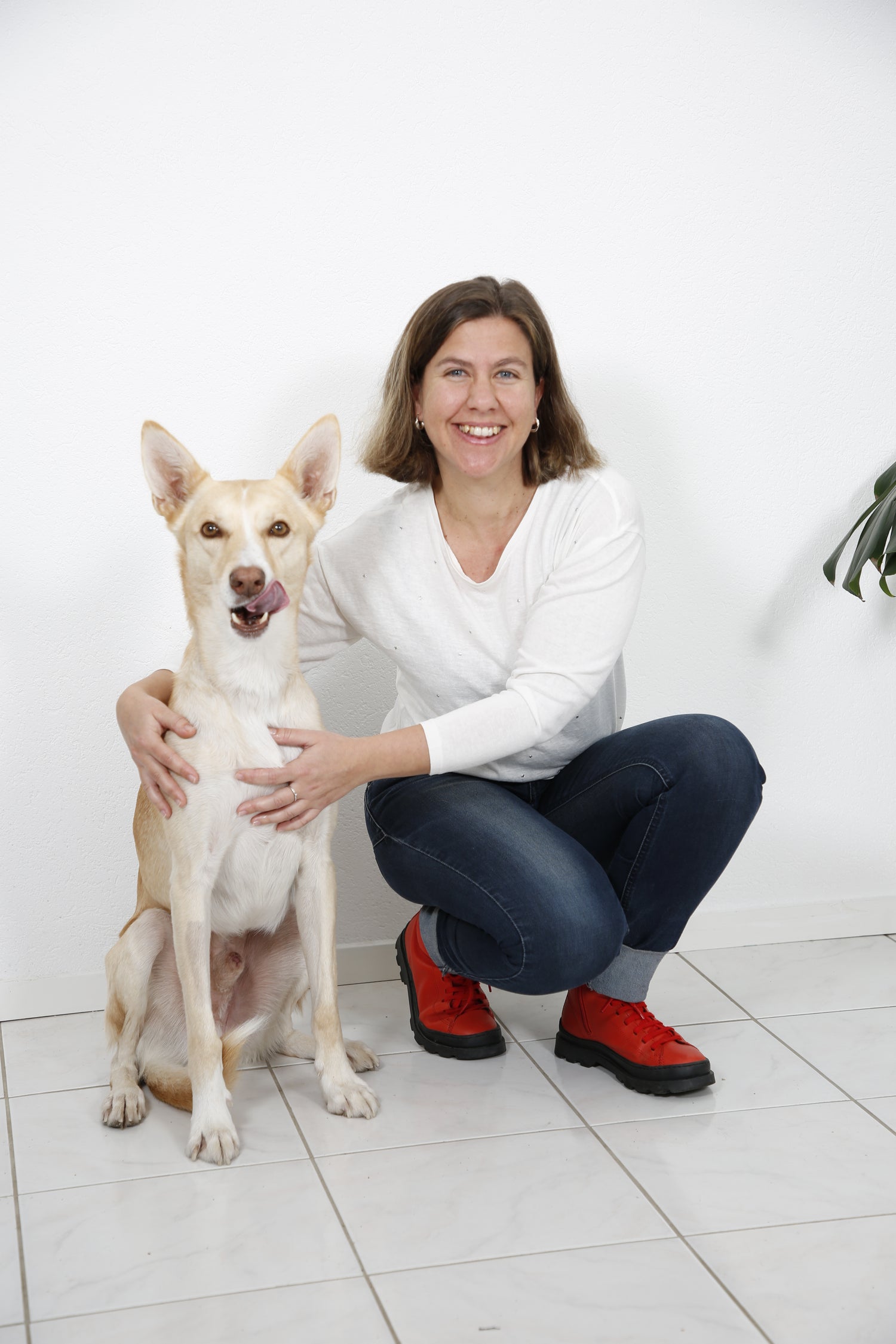 Neus Torrent vet with her dog